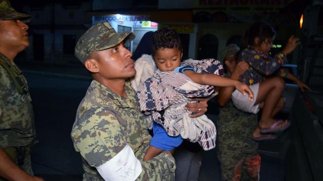 Foto 12 | Los soldados ayudan a los niños a subir en un camión, mientras los residentes están siendo evacuados de su ciudad costera luego de un terremoto en la costa sur, en Puerto Madero, México, el 8 de septiembre de 2017. (Foto: Reuters)