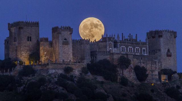 La luna sobre el castillo de Almodovar in Cordoba, España. (Foto: AP)