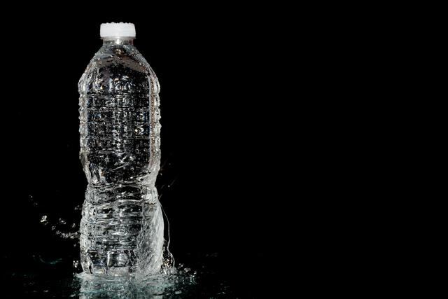 FOTO 14 | 14. Botellas de agua. Si vives en una ciudad donde el agua sabe bien, ¿por qué comprar una botella de agua cuando puedes tenerla de forma gratuita abriendo el grifo?