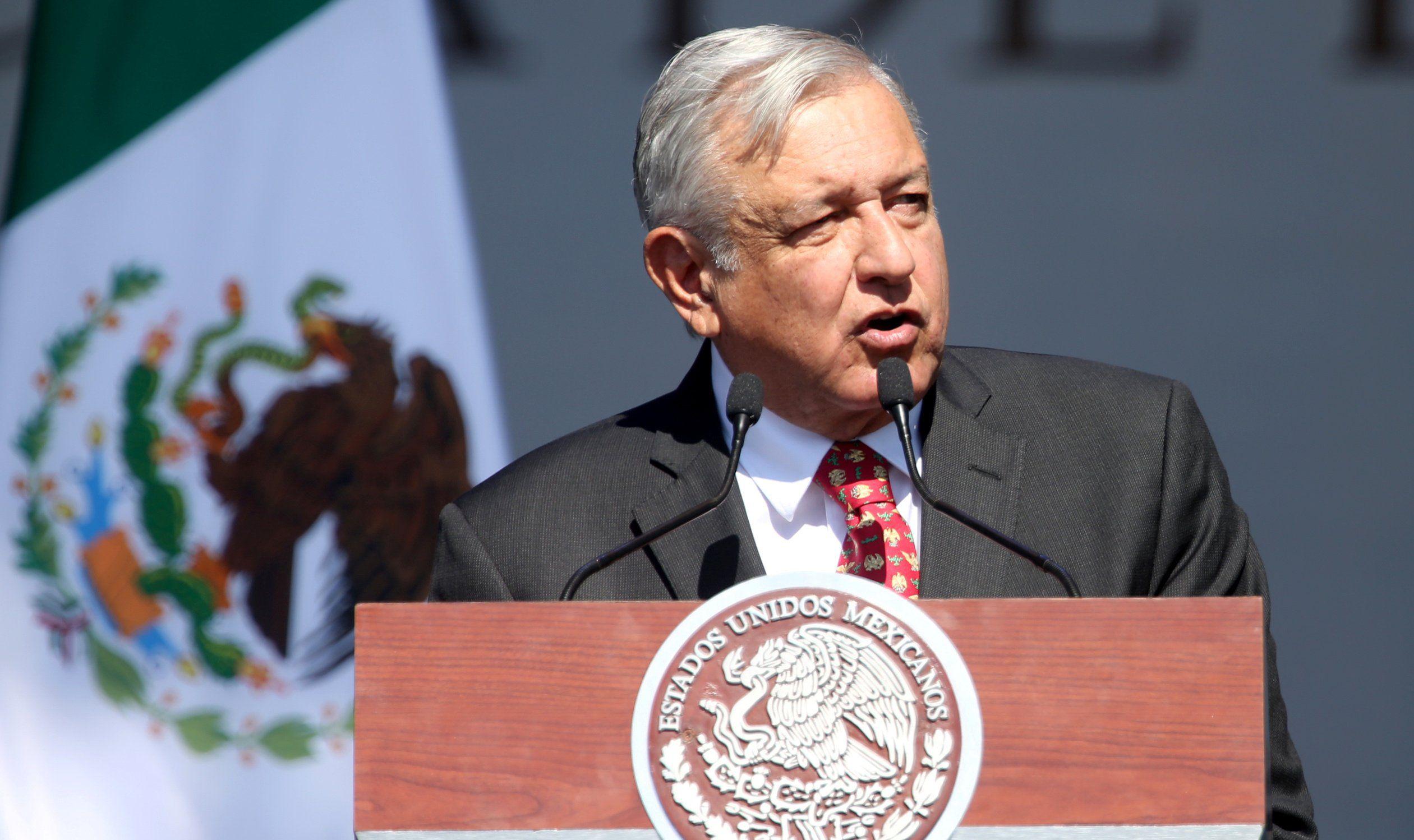 AMLO sigue siendo muy popular un año después de su mandato a pesar de que la economía ha entrado en recesión y no hay muchas señales de crecimiento o creación de empleo importante de las inversiones. (REUTERS/Edgard Garrido).