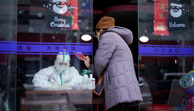 La reportera de Reuters Brenda Goh recibe una prueba de ácido nucleico para COVID-19 en Wuhan, provincia de Hubei, el epicentro del brote de la enfermedad del coronavirus. (Reuters).