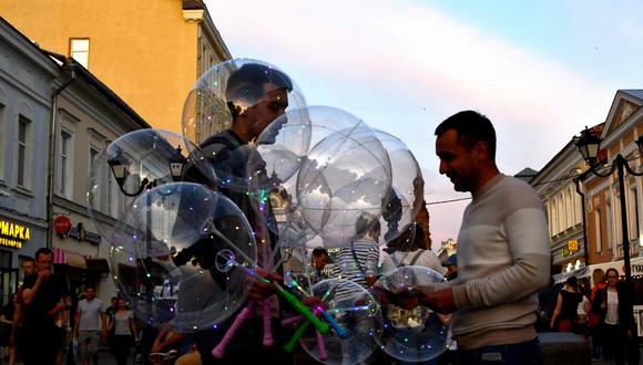 Un hombre vende globos en las calles de Kazan, aprovechando el Mundial Rusia 2018. (Foto: AFP)