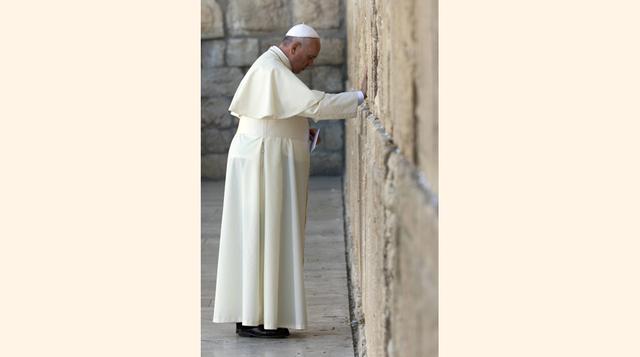 El Papa Francisco en el Muro de los Lamentos, el oratorio más sagrado del judaísmo, en la Ciudad Vieja de Jerusalén. (Foto:Reuters)