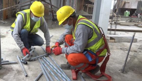 La propuesta de la iniciativa legislativa es que los obreros de construcción civil se puedan atender, ya sea con un mes de aporte o hasta tres meses en los dos últimos años. (Foto: Agencia Andina)