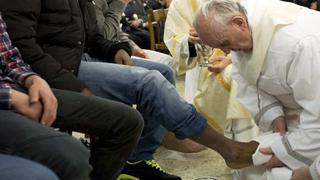 Papa Francisco incluyó a mujeres por primera vez en el ritual del lavado de pies