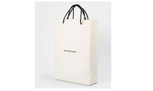 La "bolsa de papel" de Balenciaga El director creativo de la icónica casa de moda Balenciaga, Demna Gvasalia, vuelve a crear polémica con otro de sus diseños. Esta vez fue el turno de una cartera que simula una bolsa de papel de la firma, clásic