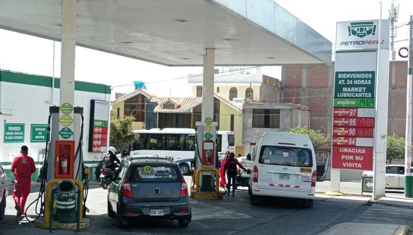 Conductores abastecen de combustible a sus unidades, luego de escasez a causa del paro| Foto: Yorch Humaní