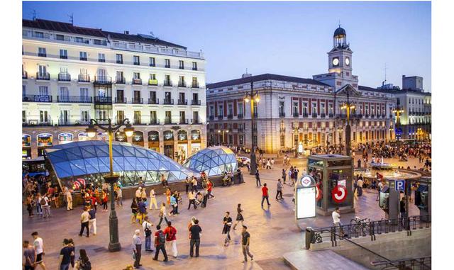 MADRID (ESPAÑA). El reloj de la Puerta del Sol lleva marcando la hora más de 150 años. Su creador fue un leonés José Rodríguez Losada, quien previamente participó en la fabricación del Big Ben londinense; había emigrado a Londres a principios del siglo XI