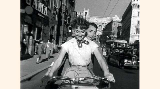 El primer registro que se tiene de una Vespa en el cine corresponde a la película “Un americano en París”, musical protagonizado por Gene Kelly, sin embargo, su consagración mundial ocurrió con la película “Vacaciones en Roma” (La princesa que quería vivi