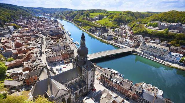 12. Dinant, Bélgica. El máximo exponente de la belleza de Valonia bien podría ser la pequeña localidad de Dinant, la Hija del Mosa, apodada así por descansar a la vera de este río. Su gótica Colegiata de Notre Dame saluda al visitante mientras da la espal