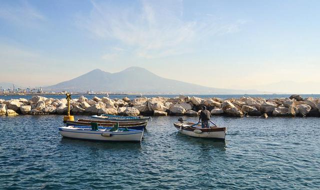 Foto 4 | Dónde: Nápoles, Italia. La escritora de viajes y fotógrafa de Italia Livia Hengel (Instagram) dijo que Nápoles finalmente está teniendo su momento merecido en el punto de mira de intrépidos viajeros que están acudiendo en masa a la impresionante ciudad del sur. Nápoles es una de las ciudades más antiguas del continente europeo y está repleta de monumentos culturales, desde castillos junto al mar y catacumbas subterráneas hasta una arquitectura barroca espectacular y una gran cantidad de arte contemporáneo. También cuenta con una de las cocinas más apreciadas de Italia y es conocida como la cuna de la pizza, que se puede disfrutar por tan solo 4 euros (US$ 5), acompañada de vistas de la bahía de Nápoles y el monte Vesubio (gratis). La fabricación de pizzas napolitanas acaba de ser reconocida por la UNESCO como parte de su lista de Patrimonio Inmaterial del Patrimonio Mundial, por lo que ahora es un buen momento para visitar y disfrutar de su energía efervescente y su fabulosa cocina.
