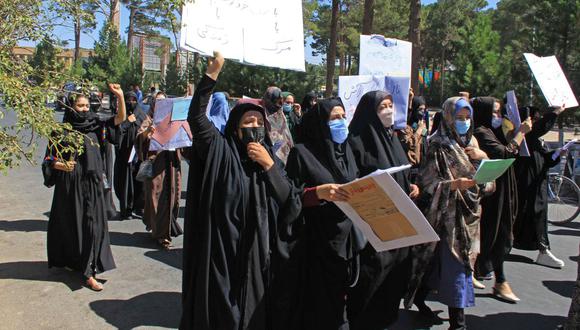 Las mujeres afganas sostienen pancartas mientras participan en una protesta en Herat. (Foto: - / AFP)