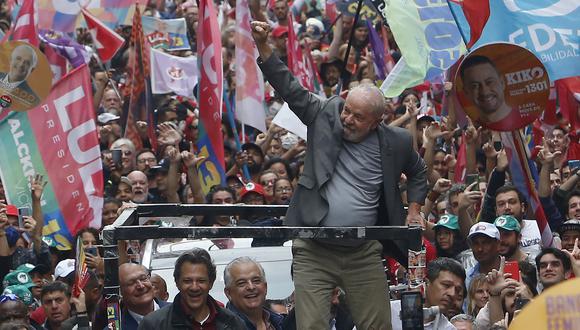 Luiz Inacio Lula da Silva saluda a sus seguidores durante un mitin de campaña en vísperas de las elecciones presidenciales, en Sao Paulo. (Foto de Miguel Schincariol / AFP)