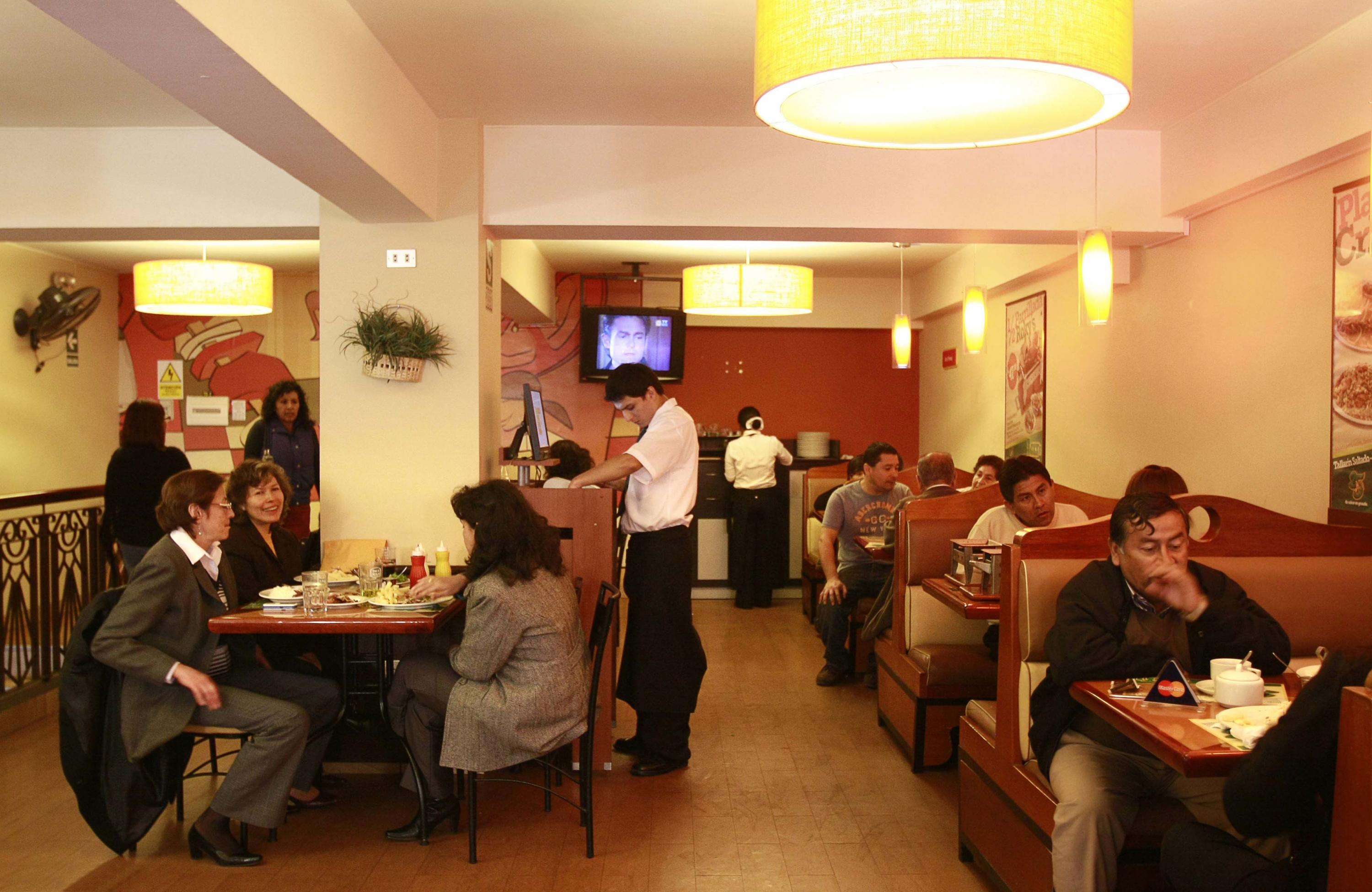 Demanda en restaurantes con pantallas de TV grandes se  duplica no solo en comida sino también en tragos, según Flanqueo. (Foto: USI)