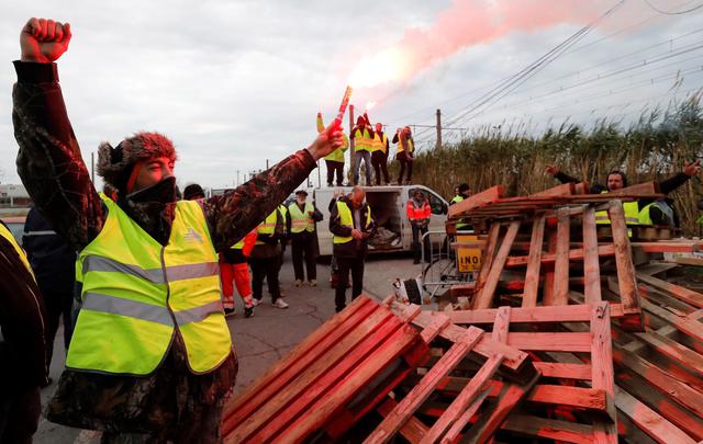 6. Chalecos amarillos en Francia. El descontento social tras el alza del precio de los combustibles&nbsp;derivó en violentas protestas. El gobierno de Emmanuel Macron cedió y dispuso cancelar el aumento por seis meses. (Foto: EFE)
