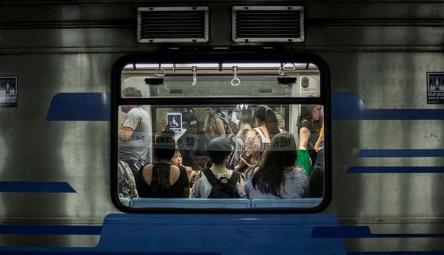 Aquellos que se trasladan a sus trabajos por más de una hora desde las estaciones al aire libre en esta ciudad de climas extremos, acusan hacinamiento, lentitud del servicio para llegar a esos sectores donde todo funciona mejor. (Foto: AFP)