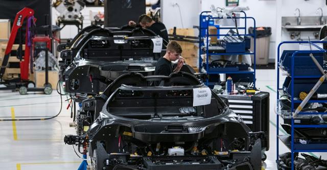 FOTO 9 | Unos empleados de la compañía Koenigsegg trabajan en la línea de producción del automóvil Regera en Angelholm, en el sur de Suecia, el 26 de noviembre de 2019. (Foto: AFP)