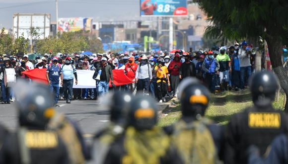 Partidarios del expresidente Pedro Castillo marchan al centro de la ciudad de Arequipa, Perú, con un fuerte contingente policial exigiendo el cierre del Congreso y la liberación de Castillo, el 14 de diciembre de 2022.  (Foto de Diego Ramos / AFP)