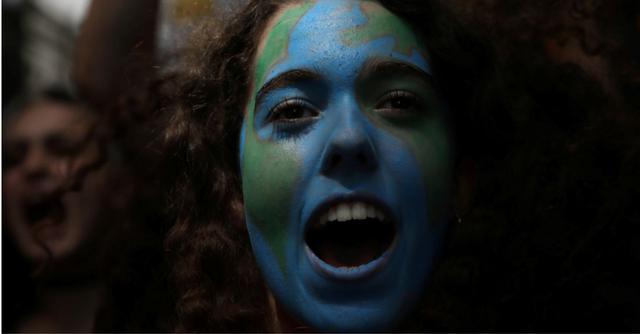 FOTO 1 | 2019: el año de la lucha contra el cambio climático
Una de las manifestantes de la marcha mundial convocada por el movimiento Fridays for Future en Madrid (España) el 24 de mayo protesta con la cara pintada con el planeta. (Foto: Susana Vera / Reuters).