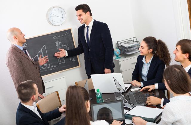 FOTO 10. OFRECE TU AYUDA A QUIEN LO NECESITA. Uno de esos estudios que rechazó comprar a los personajes fue Sony, que después lanzaría la millonaria trilogía de Spider-Man. Una serie de malas decisiones hizo que el estudio no supiera qué hacer después con el personaje y se arriesgara a pérdidas millonarias. Marvel se ofreció a producirle las películas en solitario e integrarlo a su Universo Cinematográfico (con ganancias exclusivamente para Sony) a cambio de que “le prestaran” al personaje para películas en conjunto como Civil War o Infinity War. Esto permitió la viabilidad económica de la franquicia del arácnido, a la vez de que los incondicionales agradecieron el verlo al lado de otros héroes.