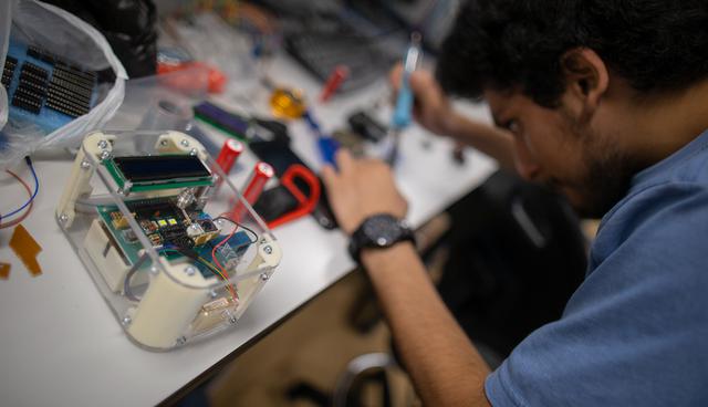 Foto 3 |  A diferencia de las estaciones del Senamhi, los equipos de El Aire que Respiras son económicos, móviles y ligeros, a tal punto que pueden ser llevados de un lugar a otro en una bicicleta o incluso en la mano.