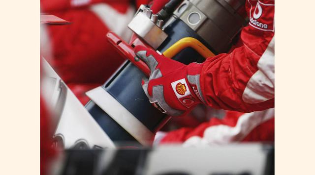 Tanque de combustible. Costo estimado: US$ 115,000. A pesar de que los coches de F1 usan un combustible similar a los autos de carretera, el tanque de la gasolina es muy diferente. El depósito de combustible en la F1 está estrictamente regulado. Debe ser 