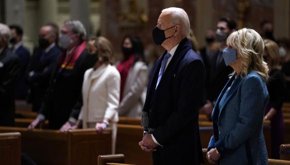 El presidente electo Joe Biden se une a su esposa Jill Biden mientras celebran la misa en la Catedral de San Mateo el Apóstol, en Washington. (AP/Evan Vucci).