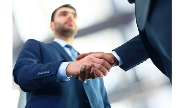 Formación de alianzas. Es importante asociarse con diferentes organizaciones. Hace 10 o 20 años, eran muy pocas las empresas que formaban alianzas, pero hoy casi cualquier compañía de cualquier industria buscad asociarse. Hoy, por ejemplo, KPMG cuenta con