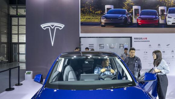 Un visitante prueba un automóvil Modelo Y en el stand de Tesla Inc. durante la Exposición Mundial de Internet de las Cosas en Wuxi, China, el sábado 21 de octubre de 2023.