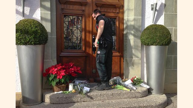Frontis del restaurante de Benoit Voilier que muestra ofrendas florales. La muerte del chef ocurrió solo tres semanas después de que su restaurante, que ya ostentaba tres estrellas Michelín, obtuviera el título de "mejor restaurante del mundo" p