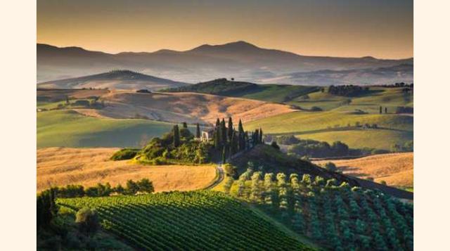 TOSCANA, ITALIA. Toda la región de la Toscana se caracteriza por sus paisajes y por la producción de vino. Es ideal para un viaje de algunos días o de fin de semana con tu pareja o amigos. No te puedes olvidar de probar uno de los vinos más famosos, el Ch