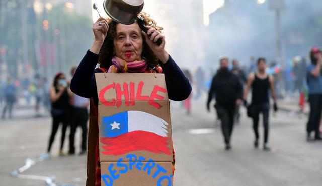 En estas dos semanas la protesta también ha evolucionado en las calles y ha pasado del caos inicial con disturbios, incendios, saqueos y violencia a convocatorias pacíficas que no dejan de lado las muestras de descontento. (Foto: AFP)