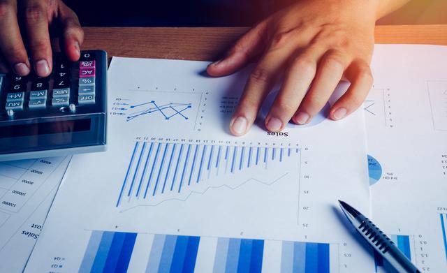 FOTO 3 | 3.    Flujo de efectivo
El flujo de efectivo debería ser la prioridad financiera de tu negocio. En pocas palabras, el flujo de efectivo es la cantidad de dinero que tienes actualmente y cómo ese dinero cambiará en un futuro próximo. Por ejemplo, podrías tener 10 mil pesos en el banco, pero estar esperando pagar una factura por 15 mil, y esperar el pago de un cheque de 20 mil. Saber manejar tu dinero en efectivo es vital para asegurar que todas las cuentas se liquiden a tiempo. El hecho de que tu negocio deje ganancias no quiere decir que estés libre de deudas. Muchos negocios se han quedado sin dinero en efectivo y han cerrado, aunque hayan parecido rentables en papel. (Foto: Freepik)