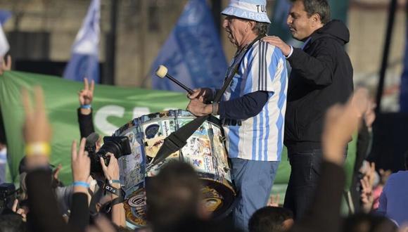 El ministro argentino de Economía y candidato presidencial por la Unión por la Patria, Sergio Massa (drcha.), junto a un veterano militante peronista con un bombo, en el acto de cierre de campaña (Foto: AFP)