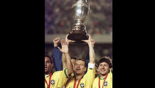Bolivia 1997: Brasil |El ‘Scratch’ encontró la fórmula para combatir a la altura y se llevó el título de 1997. En la final, vencieron al organizador por 3-1, con goles de Edmundo, Ronaldo y Ze Roberto. Para los ‘boliches’ ‘Platiní’ Sánchez. (AFP)