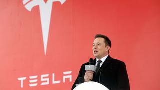 Un ‘distraído’ Elon Musk preocupa a inversores de Tesla que vale la mitad que hace un año