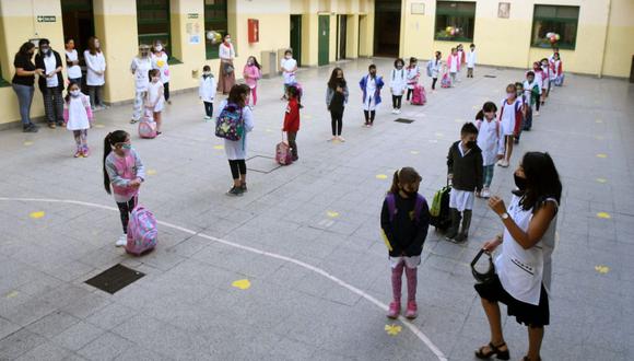 En esta foto difundida por la agencia de noticias Télam, los estudiantes se paran en el patio de una escuela pública el primer día de clases en Buenos Aires el 17 de febrero de 2021, en medio de la pandemia de coronavirus. (AFP).