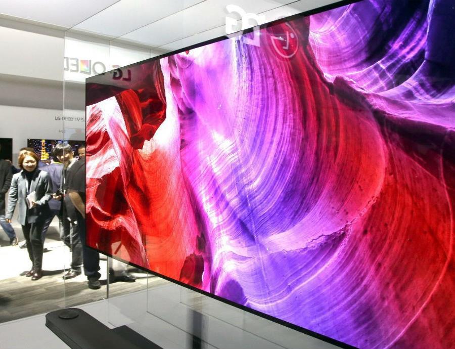 La pantalla de 65 pulgadas está hecha con material OLED que emite imagen de resolución 4K. (EFE)
