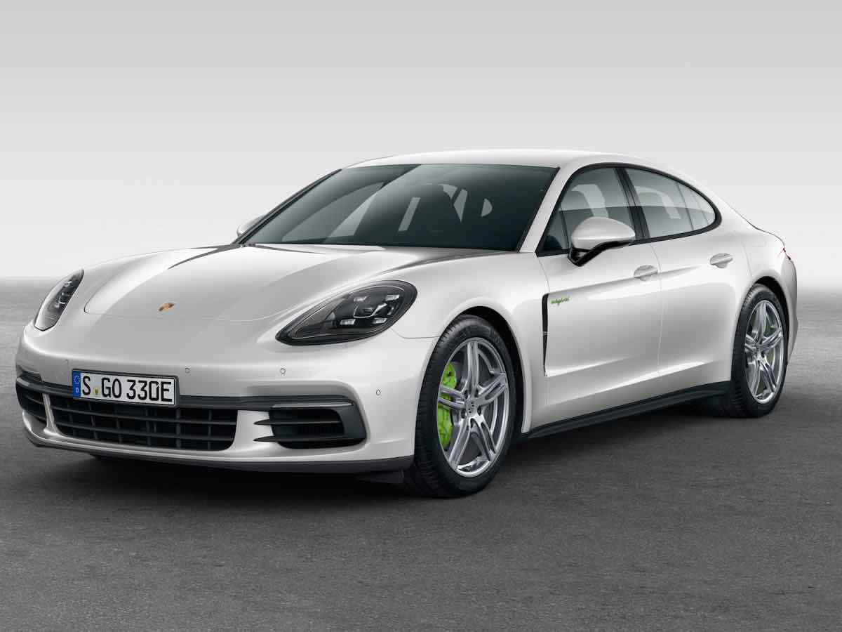10. FOTO 1 | 10 Porsche Panamera: el que alguna vez fue el patito feo de los Porsche, hoy es una obra de arte magnífica. La segunda generación del Porsche Panamera no deja lugar a las dudas, ya que es perfecto desde cualquier ángulo, tanto que fue nombrado Automóvil del Año 2017 por el sitio web Business Insider.