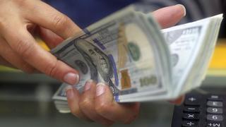 Tipo de cambio operaba a la baja pese a repunte global del dólar 