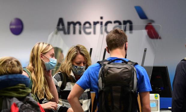 Travelers at the American Airlines check-in counter at Los Angeles International Airport, USA (Photo: Frederic J. BROWN / AFP)