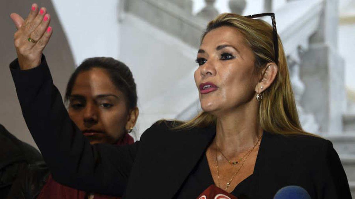 Senadora Jeanine Añez asume la presidencia provisional tras la renuncia de Morales. (Foto: AFP)