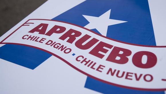 Detalle de un poster para que se apruebe la nueva Constitución de Chile en el plebiscito del 4 de septiembre. (EFE/ Alberto Valdes).