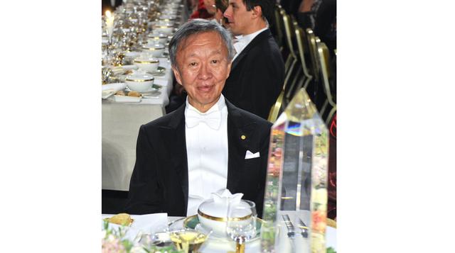 2009: Charles Kao (Estados Unidos/Reino Unido), Willard Boyle (Estados Unidos/Canadá) y George Smith (Estados Unidos) por sus investigaciones sobre la fibra óptica y los semiconductores, responsables de importantes avances tecnológicos en la telefonía, el