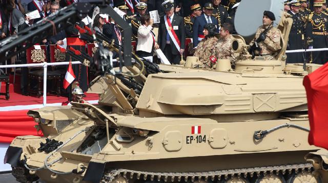 PPK conversa con la presidenta del Congreso, Luz Salgado, mientras desfilan los tanques del ejército. Al presidente la Policía le prestó una gorra para cubrirse del sol (foto: Andina).
