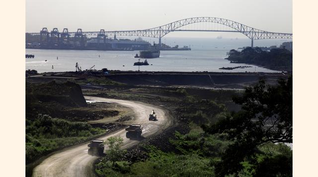 El Puente de las Américas es un puente para vehículos localizado que cruza el Canal de Panamá, a la altura de su entrada del Pacífico.