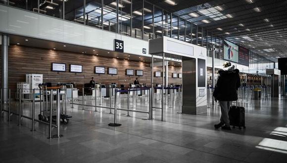 Para reiniciar el tráfico, pidió el despliegue masivo de pruebas de COVID-19 en los aeropuertos y evitar así las medidas de cuarentena a la llegada a destino. (Foto: AFP)