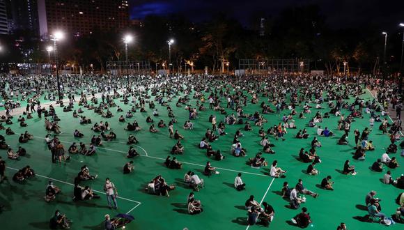 Los manifestantes participan en una vigilia a la luz de las velas para conmemorar el 31 aniversario de la represión de las protestas en favor de la democracia en la Plaza Tiananmen de Beijing en 1989. Imagen del Parque Victoria en Hong Kong. (REUTERS/Tyrone Siu).