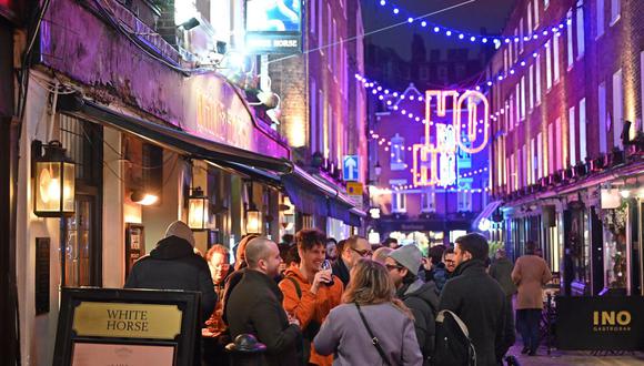 Los clientes beben afuera del pub White Horse en Soho, en el centro de Londres, el 1 de diciembre de 2022. (Foto de Justin TALLIS / AFP)
