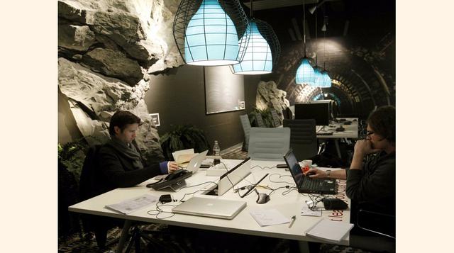 Esta sala de reuniones en forma de túnel en Zúrich luce como una caverna fría y misteriosa que no fue hecha para los claustrofóbicos. (Foto: Reuters)